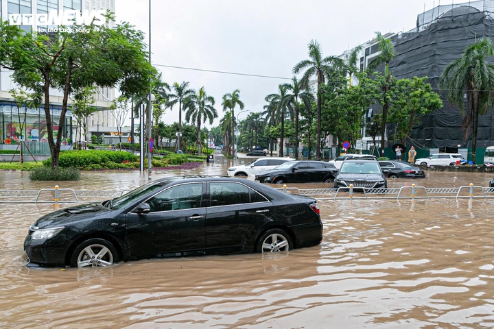 La liệt xe ngập nước do mưa bão Kajiki: Điều kiện nào hưởng bảo hiểm bồi thưởng?