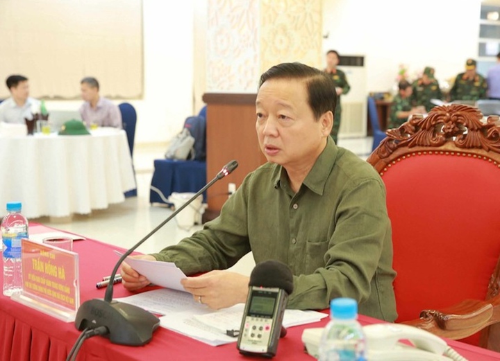 Phó Thủ tướng Trần Hồng Hà phát biểu chỉ đạo tại cuộc họp tại Sở Chỉ huy tiền phương (Nghệ An) về tình hình tác động của bão Kajiki (bão số 5). (Ảnh: Báo Điện tử Chính phủ)