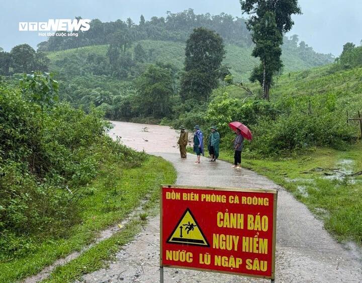 Tại xã Thượng Trạch, ngầm bản Cà Roòng 1 đi bản Cà Roòng 2 ngập khoảng 0,7m; ngầm Cồn Roàng đi bản Cồn Roàng khoảng 0,5m.
