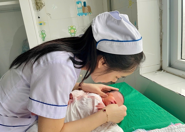 Em bé chào đời giữa tâm bão số 5