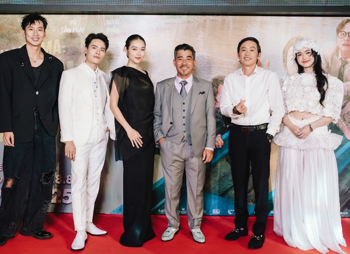 Đạo diễn Trung Lùn cùng dàn diễn viên chính của "Làm giàu với ma: Cuộc chiến hột xoàn".