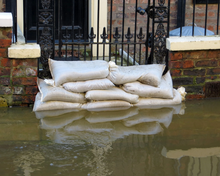 Những bao cát được xếp xen kẽ, tạo thành "bức tường" ngăn nước. (Nguồn: Shutterstock)