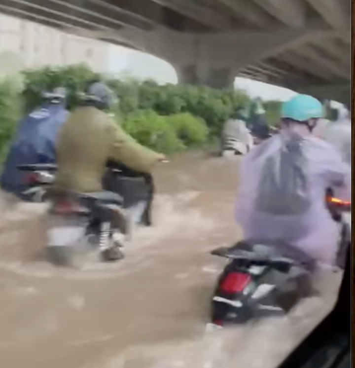 Trận mưa kéo dài cả đêm khiến đường Vành đai 3 ngập khoảng nửa mét khiến xe cộ di chuyển khó khăn, nhiều xe bị chết máy phải dắt bộ.