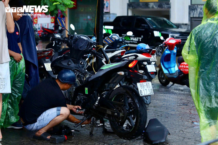 Xe chết máy xếp hàng chờ sửa chữa.