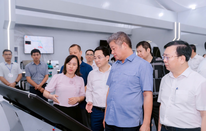 Phó Chủ tịch UBND Thành phố Hà Nội Nguyễn Mạnh Quyền kiểm tra các không gian trưng bày tại triển lãm.