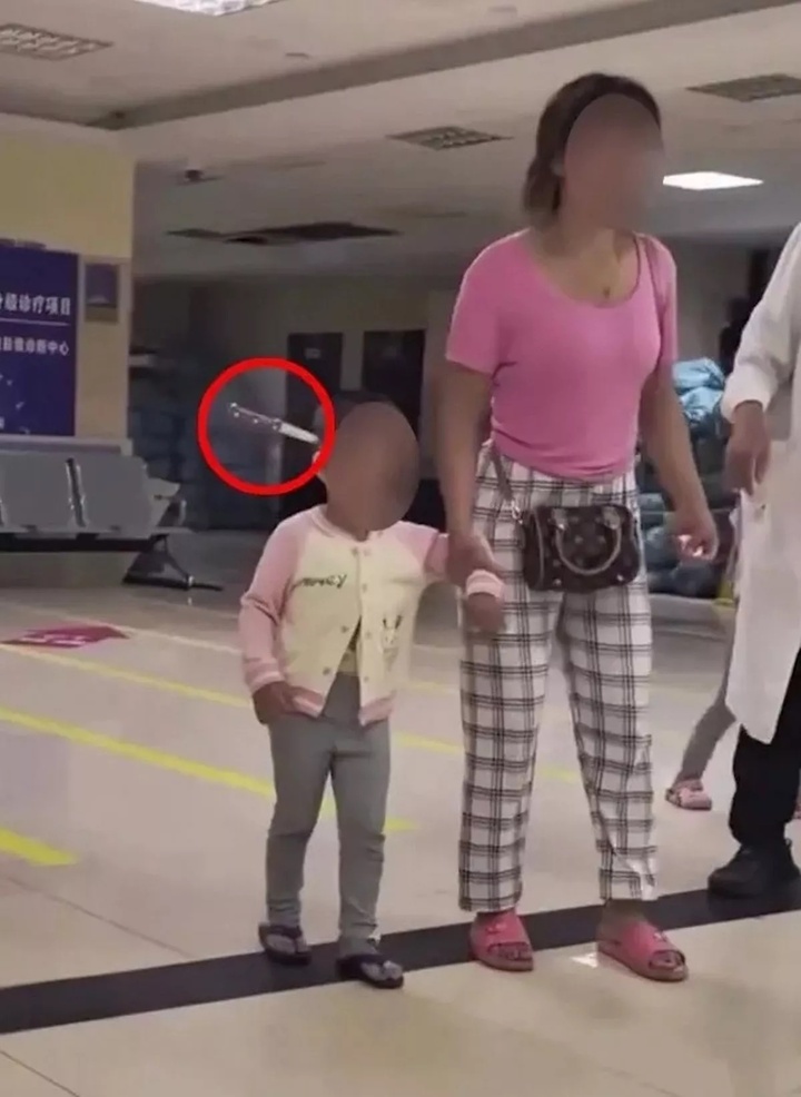 Bé gái nắm tay mẹ đi vào sảnh bệnh viện, trên đầu vẫn còn nguyên một con dao găm. (Ảnh: yorkshireshepherdess/Instagram)