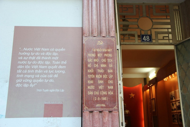 Chủ tịch Hồ Chí Minh và các đồng chí Trung ương Đảng đã ở và làm việc tại nhà số 48 Hàng Ngang. (Ảnh: TTXVN)