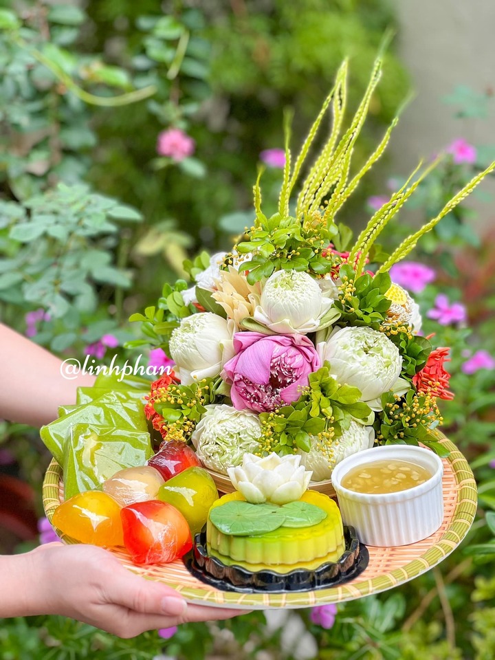 Mâm cúng rằm tháng 7 đầy đủ gồm những gì? Mâm cúng gồm hoa và trái cây để cúng Phật. (Ảnh: Linh Phan)