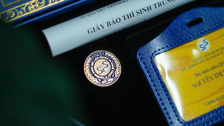 Bộ giấy báo trúng tuyển của trường Khoa học liên ngành và Nghệ thuật nhanh chóng thu hút sự chú ý với hơn hàng nghìn lượt yêu thích. Nhiều sinh viên trường khác cũng dành lời khen cho thiết kế độc đáo, mang nhiều thông điệp, ý nghĩa.