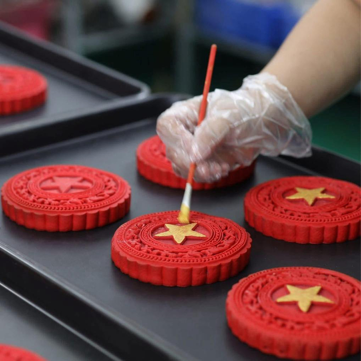 Bánh trung thu cờ đỏ sao vàng gây sốt mạng. (Ảnh: Sana)