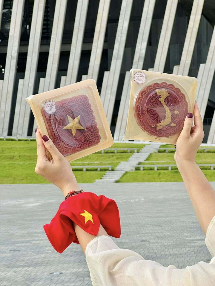 Bạn Phạm Thùy Dung đem bánh trung thu