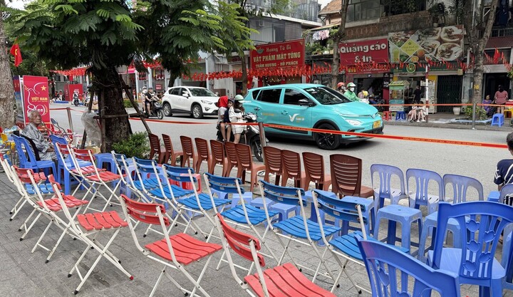 Tình trạng bán ghế giữ chỗ xem A80 trên phố Nguyễn Thái Học.