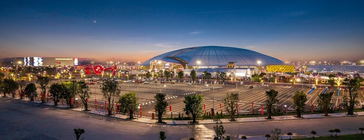 Khuôn viên tổ hợp triển lãm 900.000m2 lên đèn lung linh vào buổi hoàng hôn.