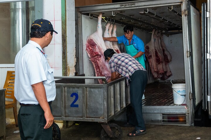 Công ty Chợ Bình Điền phối hợp chặt chẽ với Đội 10 triển khai đồng bộ nhiều giải pháp nhằm đảm bảo ATVSTP.