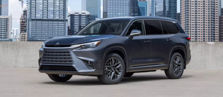 Mức giá nhỉnh lên cho thấy chiến lược giữ sự cạnh tranh của Lexus trong phân khúc SUV gia đình hạng sang. (Ảnh: Carscoop)