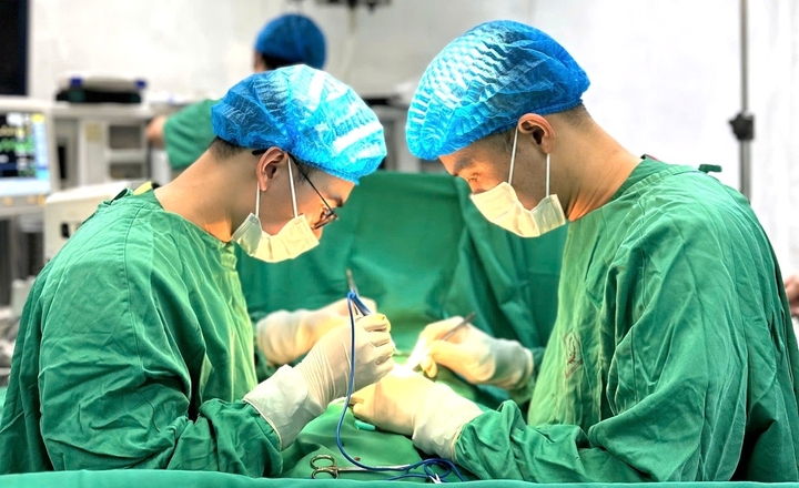 Bác sĩ xử lý tổn thương cho trẻ.