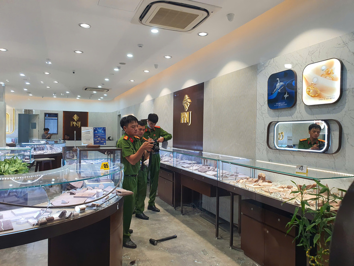 Bắt nghi phạm cầm búa xông vào cướp tiệm vàng ở Đà Nẵng Bắt nghi phạm cầm búa xông vào cướp tiệm vàng ở Đà Nẵng