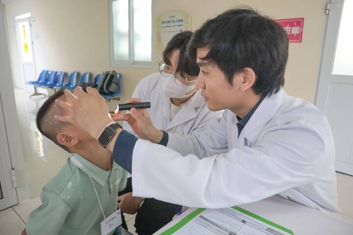 Bác sĩ khám cho trẻ trước phẫu thuật.