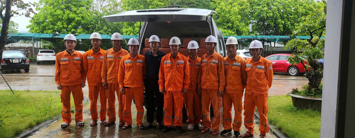 Đội xung kích PC Phú Thọ hỗ trợ khắc phục lưới điện tại Nghệ An.