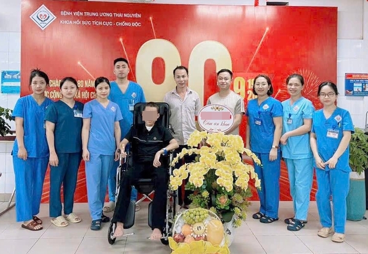 Sau 40 ngày điều trị, phối hợp đa chuyên khoa, người bệnh hồi phục hoàn toàn, được xuất viện.