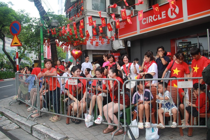 Bán 150- 200 nghìn đồng một chỗ ngồi, quán cà phê thu bộn tiền ngày sơ duyệt A80