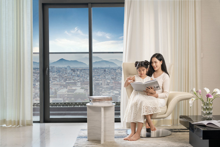 Căn hộ được thiết kế với hệ kính Low-E kịch trần giúp mở rộng không gian.