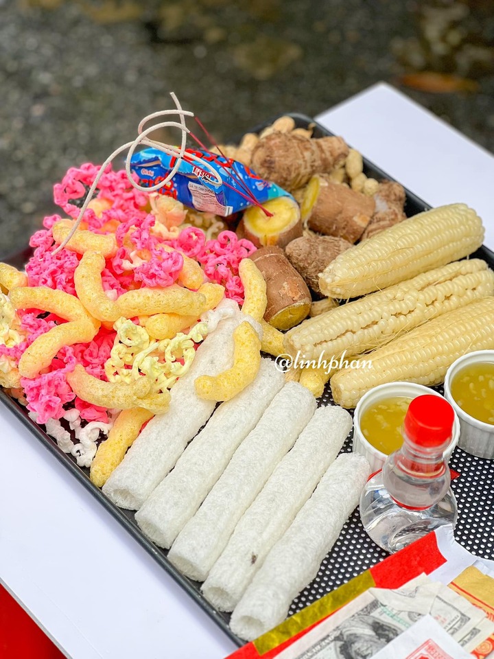 Mâm cúng rằm tháng 7 đầy đủ gồm những gì? Mâm cúng cô hồn đơn giản đặt ngoài trời. (Ảnh: Linh Phan)