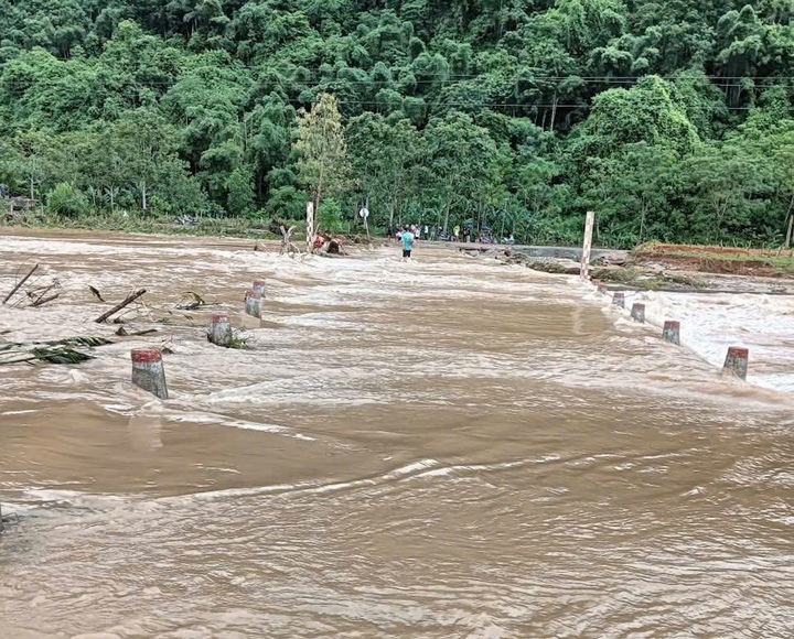 Mưa lớn do hoàn lưu bão số 5 Kajiki khiến nhiều khu vực từ miền núi, đồng bằng cho đến ven biển ở Thanh Hóa rơi vào cảnh ngập lụt, sạt lở, giao thông chia cắt, nhiều tuyến huyết mạch bị tê liệt. Trong hình là một tuyến đường ở xã Vạn Xuân (Thanh Hóa) bị ngập nặng, nước chảy xiết.