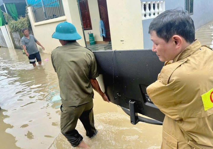 Trước tình hình nguy cấp, chính quyền tỉnh Thanh Hóa ban hành công điện khẩn, yêu cầu huy động tối đa lực lượng công an, quân đội, dân quân tự vệ, y tế và thanh niên tình nguyện phối hợp triển khai công tác sơ tán và di dời tài sản của người dân đến nơi an toàn.