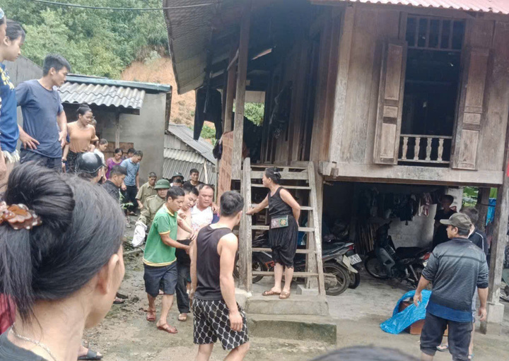 Mới đây, trong lúc thực hiện nhiệm vụ cứu trợ các hộ dân bị sạt lở đất đá đổ xuống tại nhà ông Vi Văn Sự (bản Ho, xã Hiền Kiệt), Trung tá Lò Văn Hiền (cán bộ Đồn Biên phòng Hiền Kiệt) và Trung úy Lê Ngọc Vũ (Công an xã Hiền Kiệt) bị một khối lượng đất, đá lớn trên taluy dương sau nhà sạt lở làm đổ sụp ngôi nhà. Cả hai bị phần mái, xà ngang nhà đè lên người.