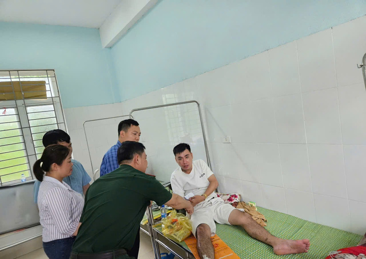 Lực lượng có mặt tại chỗ phải mất 30 phút đào bới mới đưa được 2 cán bộ kể trên ra khỏi nơi bị nạn và đưa đi cấp cứu, điều trị.