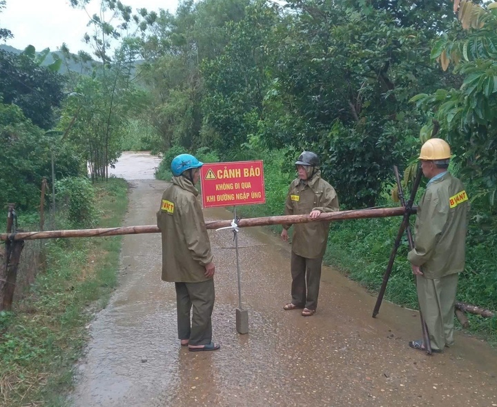 Theo công điện của Phó Chủ tịch UBND tỉnh Thanh Hóa Mai Xuân Liêm, hiện thượng lưu sông Chu, sông Mã và sông Yên đang ở mức báo động 2-3, trong khi tại hạ lưu, sông Mã tại trạm Lý Nhân đã vượt báo động 2, sông Chu tại trạm Xuân Khánh vượt báo động 1, còn sông Bưởi tại trạm Kim Tân xấp xỉ báo động 3 và được dự báo tiếp tục tăng.