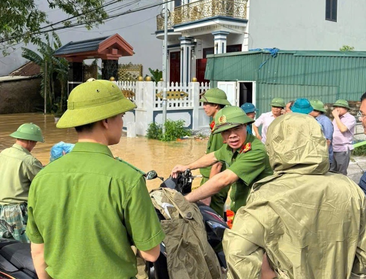 Ttừ chiều 26/8, khi nước sông Mã dâng nhanh, hơn 2.000 ngôi nhà ở phường Hàm Rồng (Thanh Hoá) bị ngập sâu. Chính quyền địa phương lập tức phát đi thông báo khẩn, huy động hàng trăm lượt cán bộ, chiến sĩ cùng nhiều xuồng cứu hộ xuyên đêm đưa người dân ra khỏi vùng nguy hiểm.