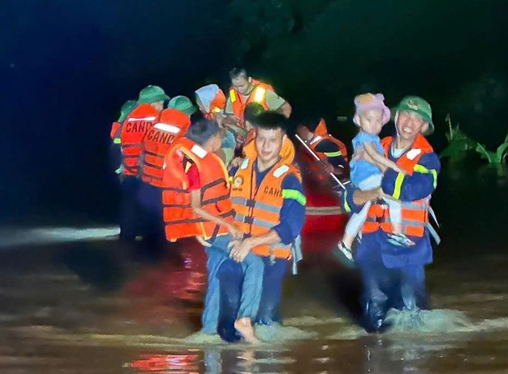 Trước đó, đêm 26/8 đến rạng sáng 28/8, hàng trăm cán bộ, chiến sĩ Công an, Quân đội trắng đêm cùng ca nô, xuồng cao su khẩn cấp đưa gần 100 hộ dân thôn Gia Dụ (xã Cẩm Thủy) ra khỏi vùng ngập lũ.