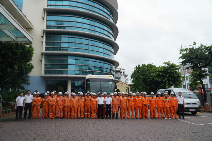 PC Quảng Ninh hỗ trợ khắc phục hệ thống lưới điện tại tỉnh Hà Tĩnh.