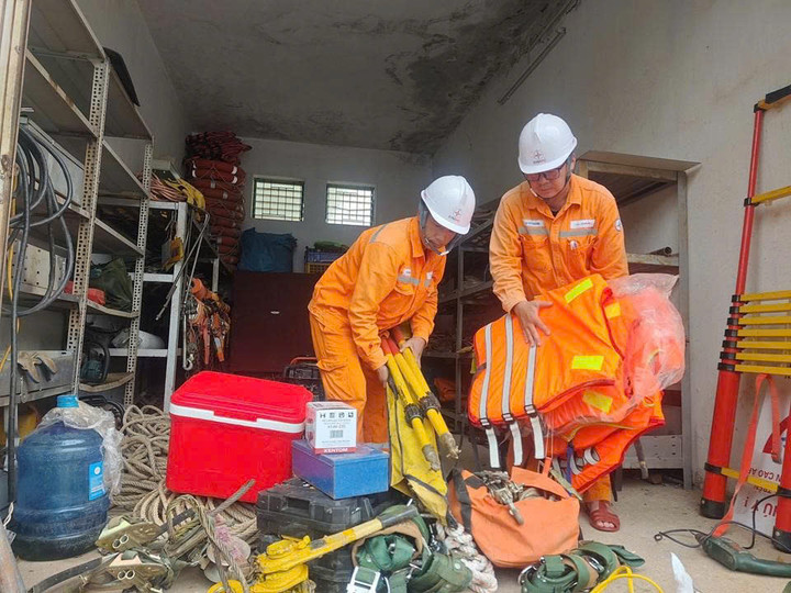 PC Sơn La chuẩn bị phương tiện vật tư lên đường hỗ trợ khắc phục hệ thống lưới điện tại tỉnh Nghệ An.