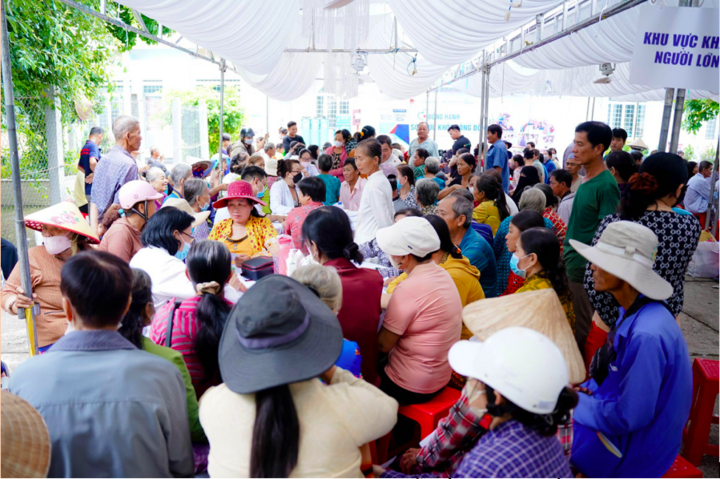 Không khí khám bệnh tại Nhơn Hội - đông đúc nhưng vẫn đầy trật tự và niềm háo hức.