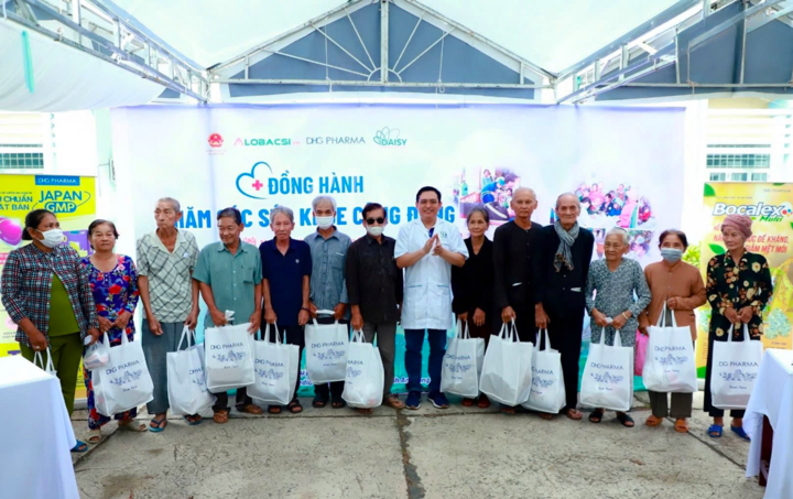20 phần quà được DHG Pharma trao tận tay, tiếp thêm động lực cho các hộ khó khăn tại xã Nhơn Hội.
