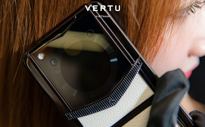 Vertu Iron Flip & Quantum Flip: Điện thoại gập thành món quà xa xỉ mùa lễ hội - 2