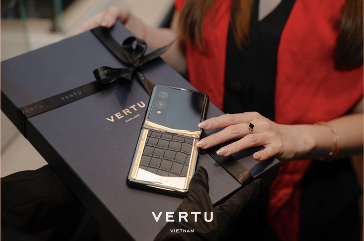 Vertu Iron Flip & Quantum Flip: Điện thoại gập thành món quà xa xỉ mùa lễ hội - 3