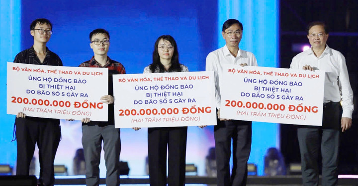 Thứ trưởng Tạ Quang Đông đại diện Bộ VHTT&DL trao tặng 600 triệu đồng cho đồng bào 3 tỉnh chịu ảnh hưởng nặng của bão Kajiki.