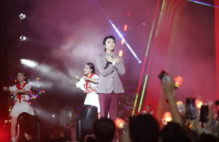 Soobin khép lại concert với các ca khúc "Tiến tới ước mơ" và "Trở về".
