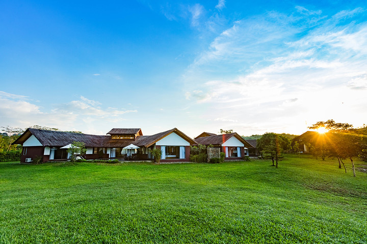 Khung cảnh xanh mướt của khu nghỉ dưỡng.