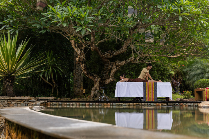 Du khách được trải nghiệm liệu trình chăm sóc bằng thảo dược.