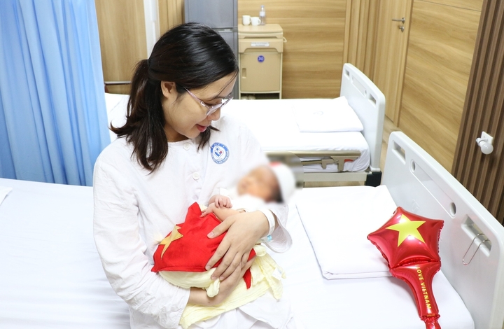 Chị V.A và con gái tại Bệnh viện Phụ sản Trung ương.