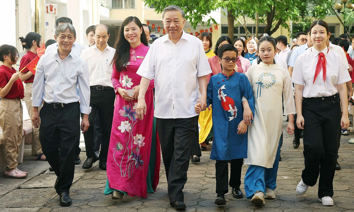 Tổng Bí thư Tô Lâm đến thăm và tặng quà cho học sinh Trường Phổ thông cơ sở Nguyễn Đình Chiểu và Trường Phổ thông cơ sở Xã Đàn hồi tháng 6. (Ảnh: TTXVN)