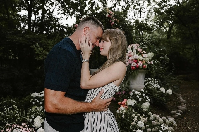 Taylor Swift nhận lời cầu hôn của bạn trai sau hơn 2 năm hẹn hò.