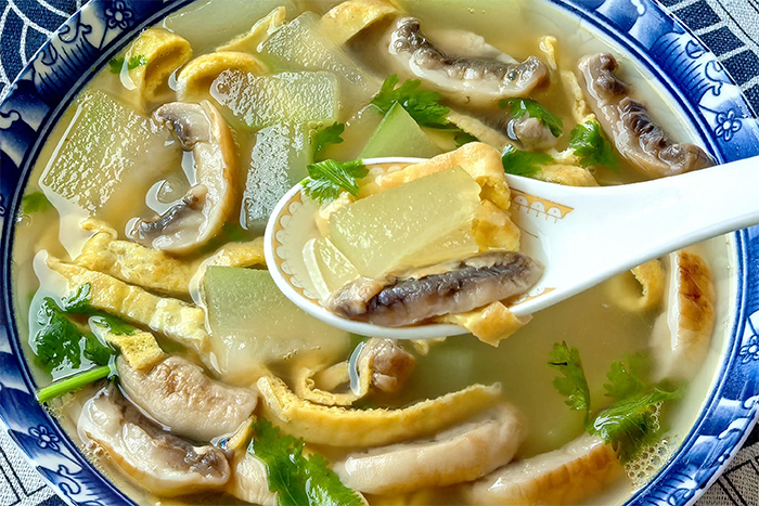 Canh bí nấu nấm và trứng rất thích hợp cho các bữa tối gia đình. (Ảnh: Sohu)