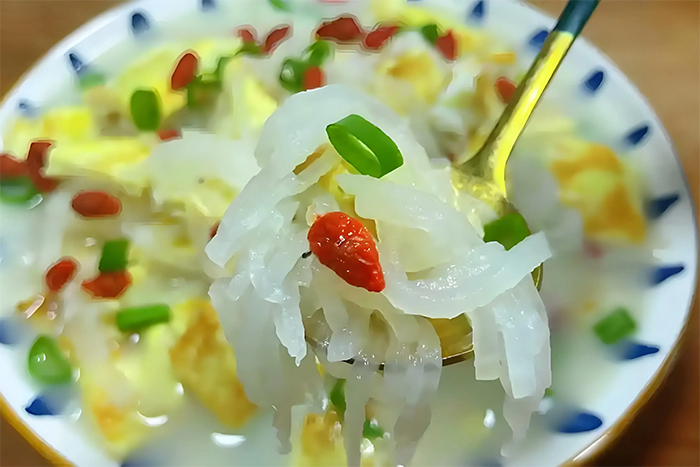 Canh củ cải tôm nên dùng nóng, thích hợp cho ngày se lạnh. (Ảnh: Sohu)