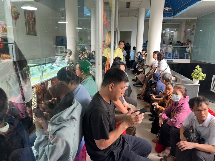 Tiệm vàng ở TP.HCM kín khách ngày giá lên 128 triệu đồng/lượng